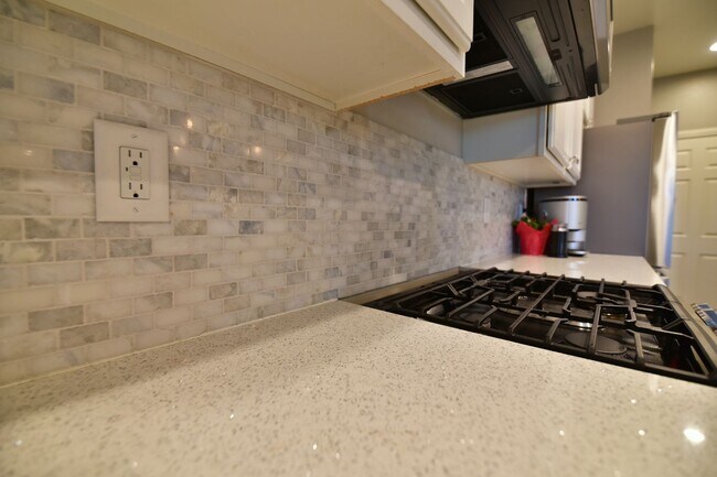 Building Photo - Gorgeous 3bed / 2.5bath home located in Tuscany!