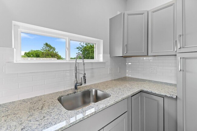 Building Photo - 100 Bryson Bend