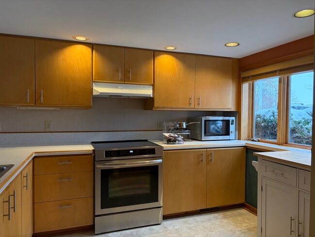 Building Photo - 6526 Bettys Ln