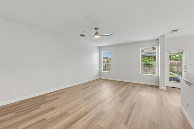 Building Photo - 301 Serpentine Ln