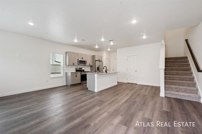 Primary Photo - 632 Hewlett Aly