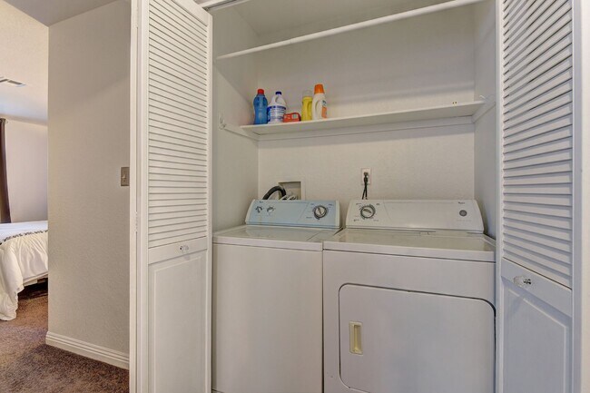 Building Photo - Fully furnished Condo in a great location!