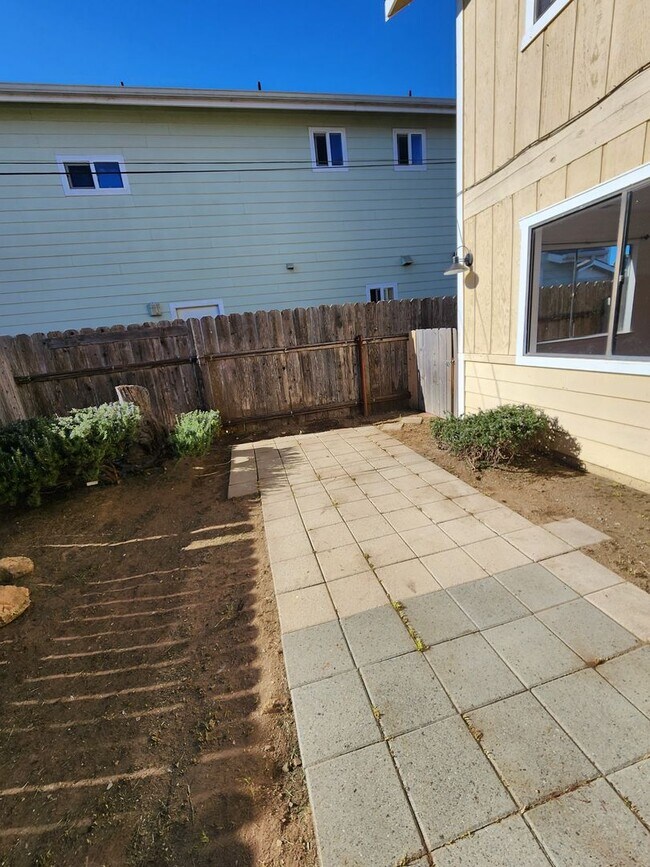 Building Photo - Bright Two-Story 3BR Home Near the Beach with Private Yard