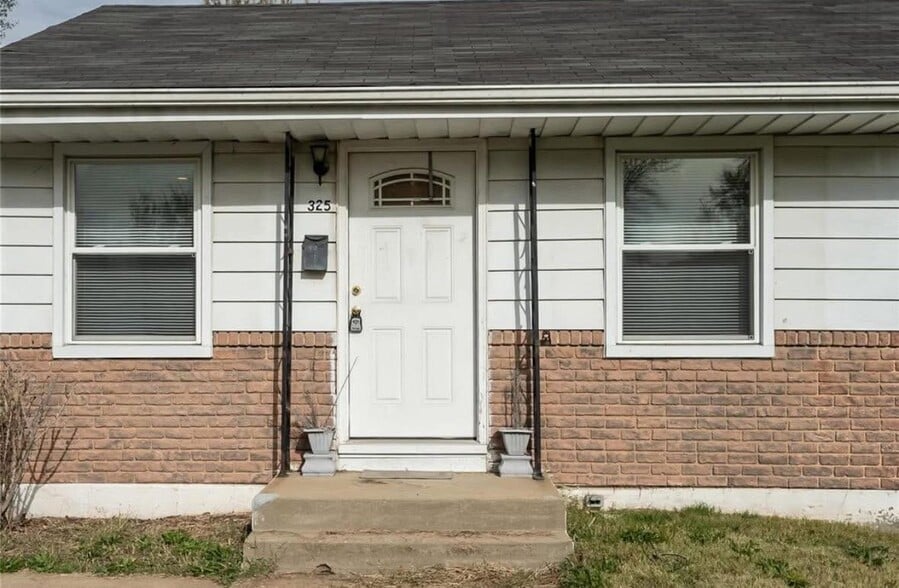 Building Photo - 325 Caithness Rd