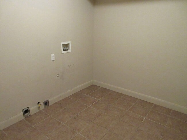 Building Photo - 7 bedroom, 3 bathroom twin home