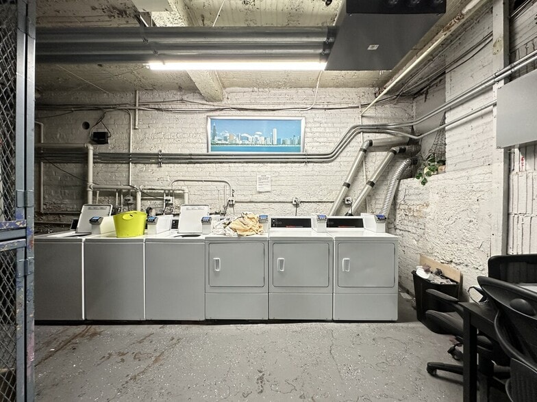 Building Photo - 1337 N Dearborn St