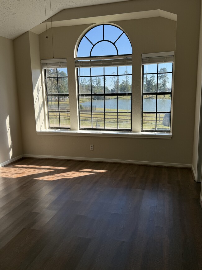 Building Photo - 11980 La Salle River Rd