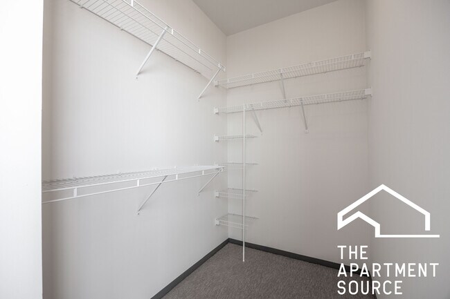 Building Photo - 2340 N California Ave