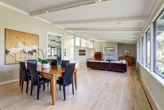 Building Photo - FIVE BEDROOM THREE-AND-A-HALF BATH HOME WI...