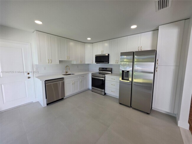 Building Photo - 13920 Kendale Lakes Blvd