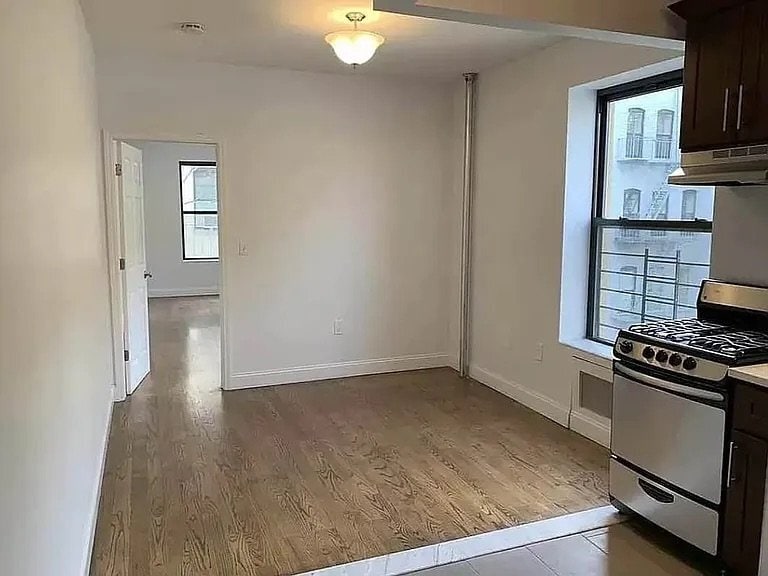 Building Photo - 424 E 116th St