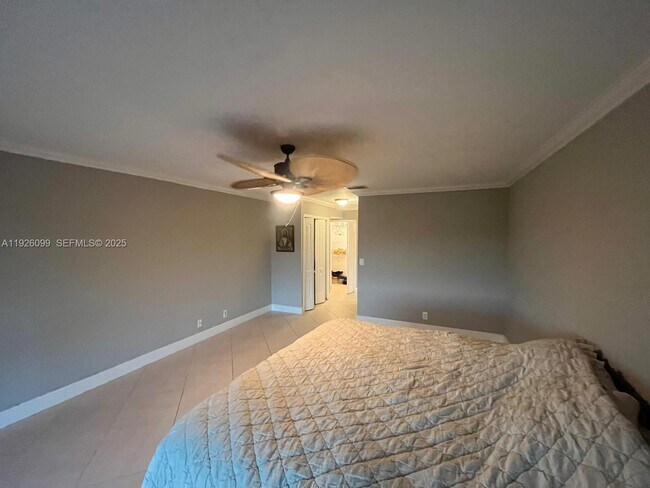 Building Photo - 16233 Laurel Dr