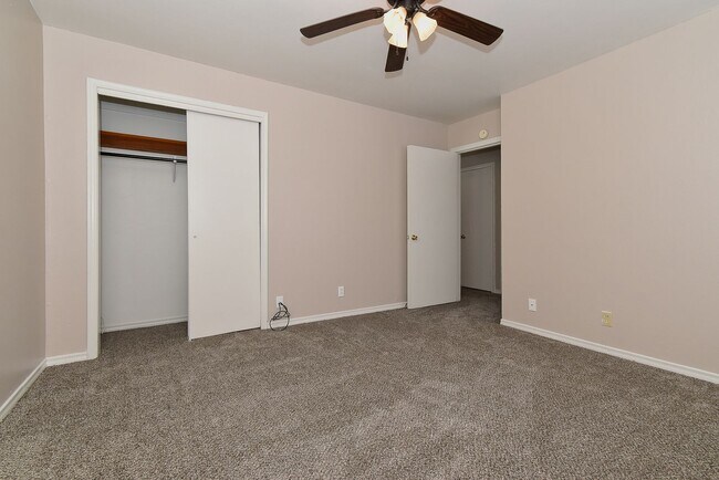 Building Photo - 1304 Skyline Dr