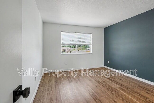 Building Photo - 5260 Springcrest Dr S
