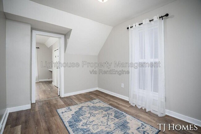 Building Photo - 1468 Jiroch St