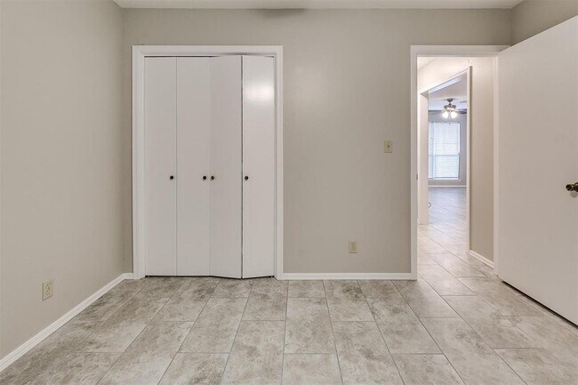 Building Photo - 824 Russell Cir