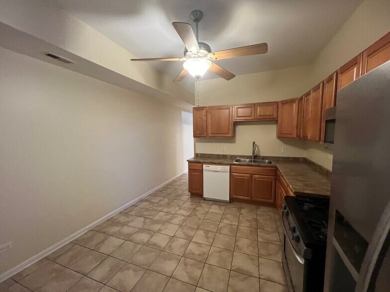 Building Photo - 2028 N Hamlin Ave