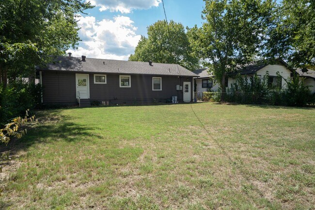 Building Photo - 3 Bed 1 Bath MIDTOWN home!!