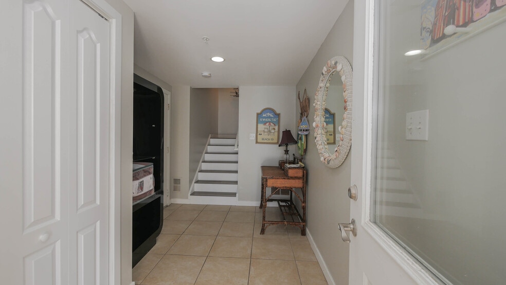 Building Photo - 137 S Berkley Sq