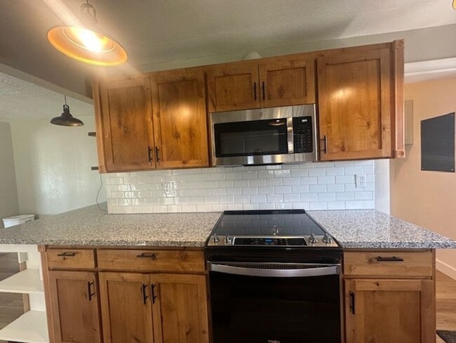 Building Photo - Newly Remodeled 3 Bedroom / 2 Bathroom in NE Madras