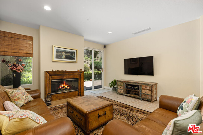 Building Photo - 682 Palisades Dr