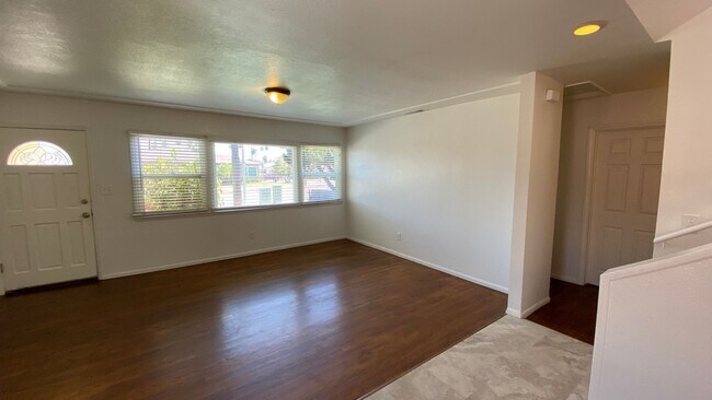 Building Photo - Huge 6BD/3BA on 63rd! (Lease out, pending ...