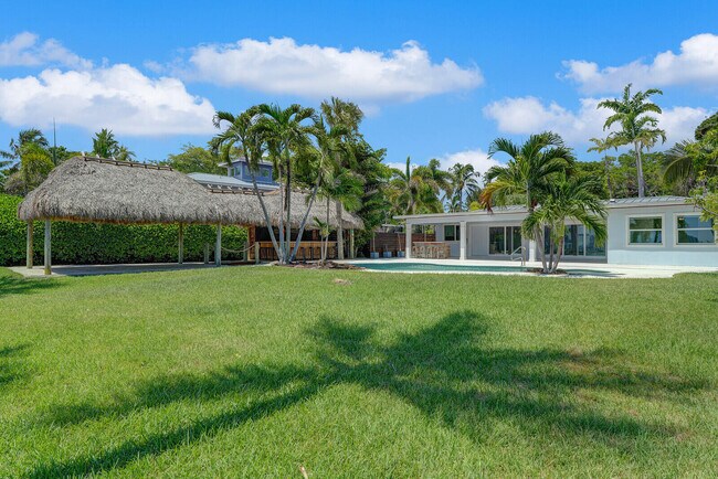 Building Photo - 930 S Lakeside Dr
