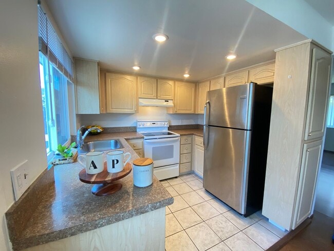 Building Photo - Two Bedroom Townhome W/ Parking, Dishwasher & In Unit Washer/Dryer!