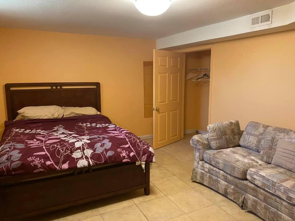 Lower level king size bedroom - 3627 Riverview Dr