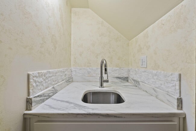 Building Photo - 236 Chippendale Cir
