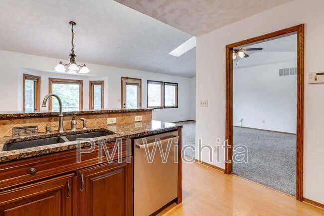 Building Photo - 6514 W Briarwood Ave