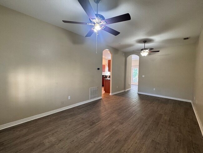 Building Photo - Charming 3-Bedroom Home with Modern Update...