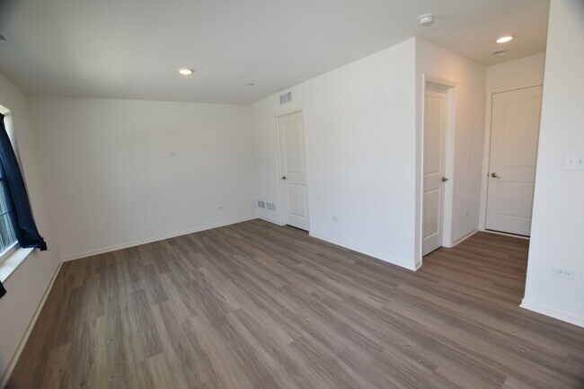 Building Photo - 2945 Showplace Dr