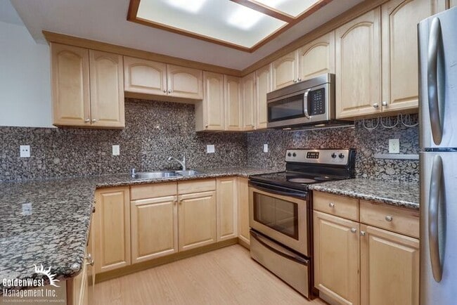 Building Photo - Stylish Upper-Level 2Bdm 1Ba Condo in Gate...