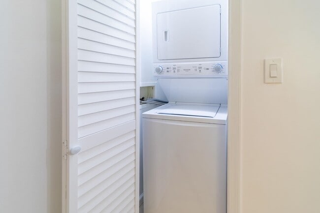 Building Photo - 236 Christopher Columbus Dr