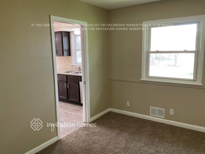 Building Photo - 816 81st Ave N