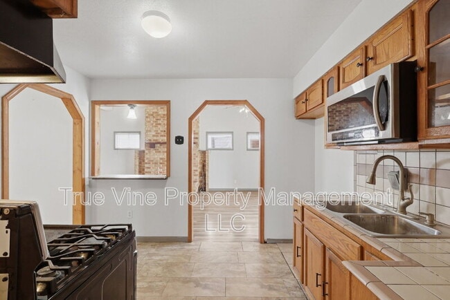 Building Photo - 3827 Devon Ave