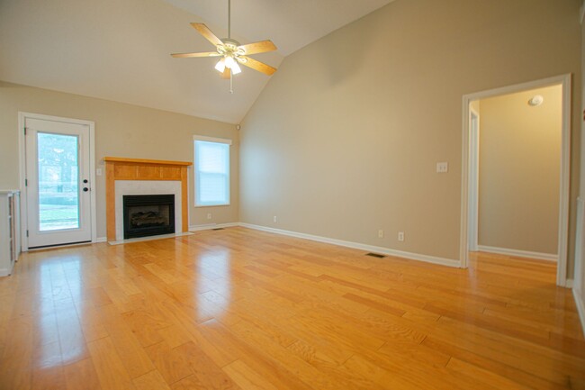 Building Photo - Pet Friendly Three Bedroom with Bonus!