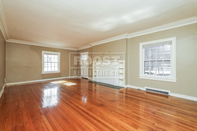 Building Photo - 4 bed 2.5 Bath Single Family Home Available in Dayton