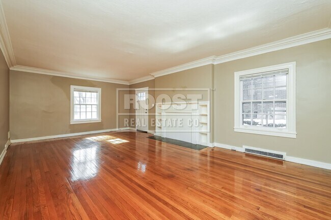 Building Photo - 5 bed 3.5 Bath Single Family Home Available in Dayton