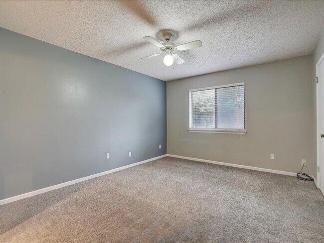 Building Photo - 10906 Meadgreen Ct