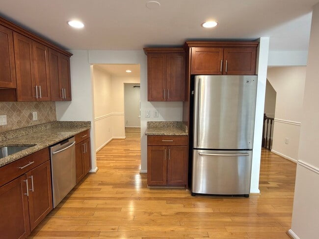Building Photo - Beautiful 4 Bed 2.5 Bath Townhome in Burke For Rent!