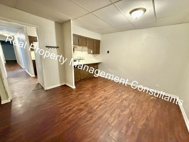 Building Photo - 3 Bed 2 Bath Duplex Now Available!