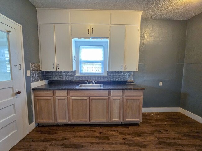 Building Photo - 3 Bed home in Shawnee!