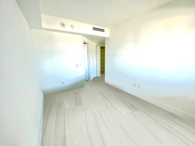 Building Photo - 650 NE 32nd St