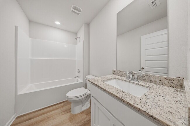 Building Photo - Huge 4 bedroom 2 bathroom home in Southwood