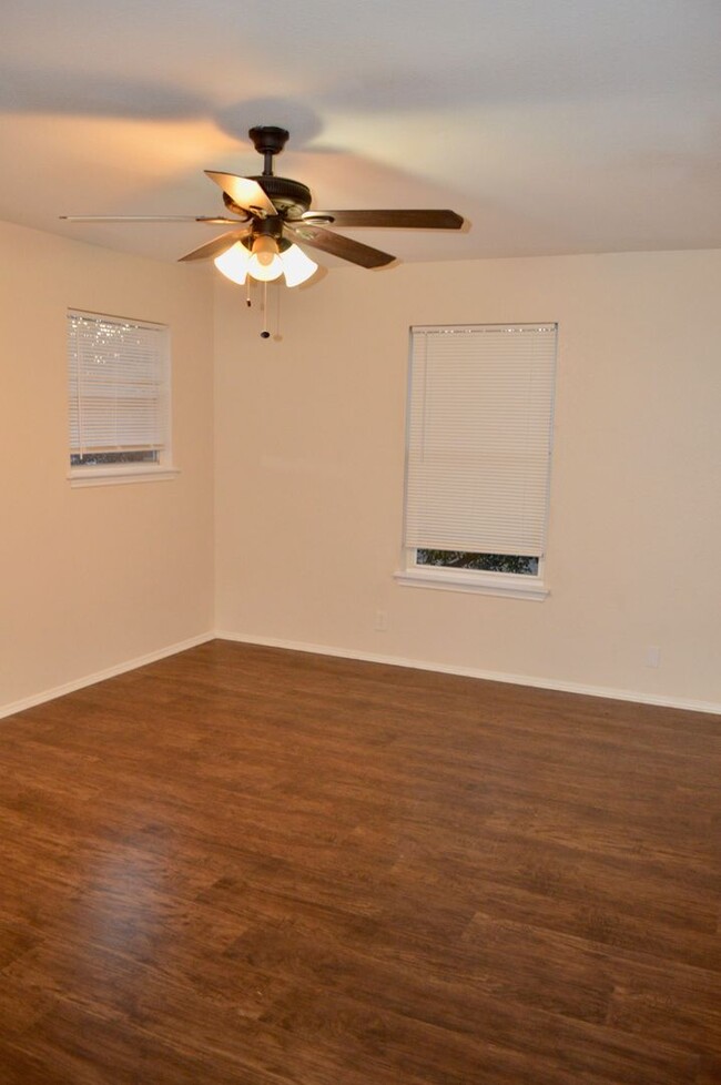 Building Photo - Beautiful remodeled 4 bedroom 2.5 ready to...