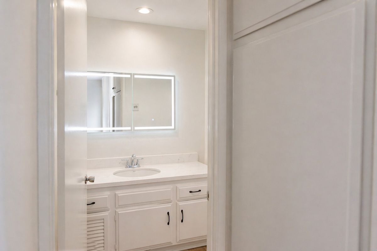Building Photo - 950 Avenida Carmel