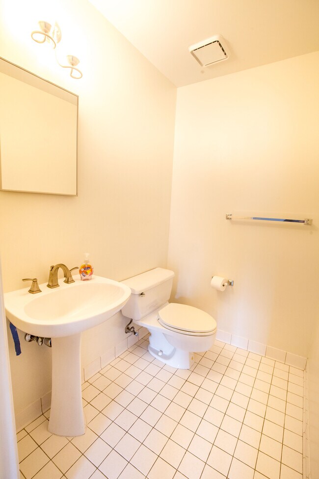Powder room - 960 Fell St