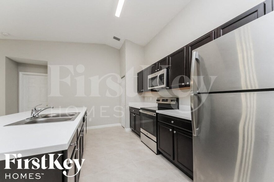 Building Photo - 797 SW Hillsboro Cir